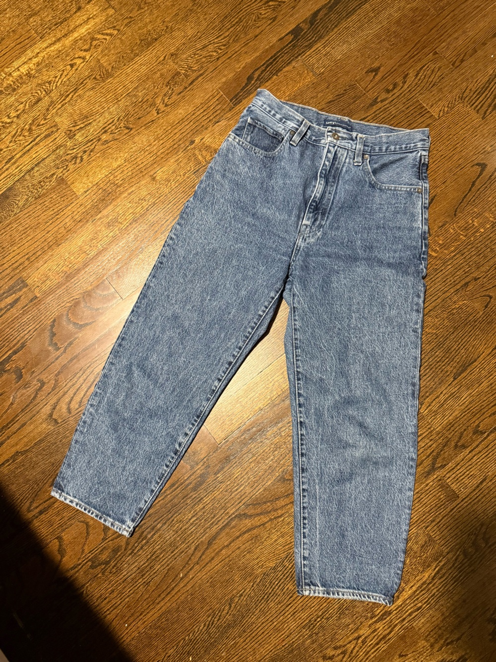 Levi's High-Rise Cropped Ankle Jeans in Medium Blue - Picture 8 of 12